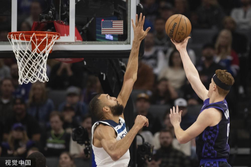 撞到肩部而 撞到肩部而